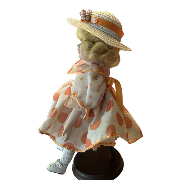 Vtg QVC Porcelain Clara Doll Blonde Blue Eyes Peach Polka Dot Dress Hat Stand - Picture 4 of 8